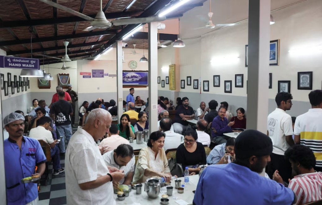 Khan hiếm khí đốt do căng thẳng Trung Đông, nhiều nhà hàng Ấn Độ bỏ nấu ăn nóng